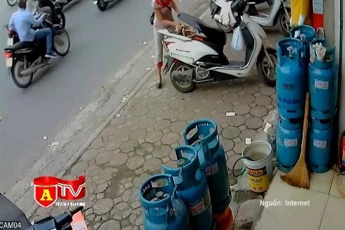 Cảnh giác với tội phạm phá cốp xe máy để trộm tài sản