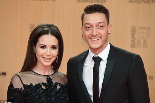 Rộ tin đồn Ozil tái hợp với người yêu cũ nổi tiếng