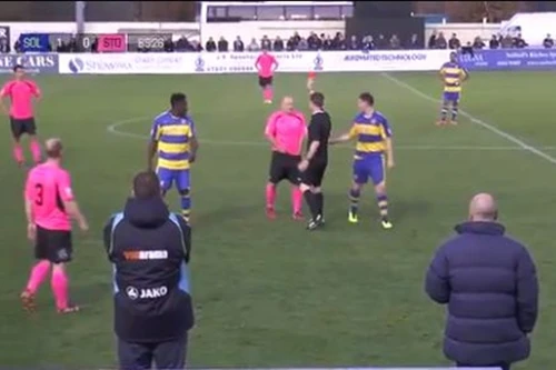 Hài hước với chiếc thẻ đỏ kỳ lạ nhất lịch sử