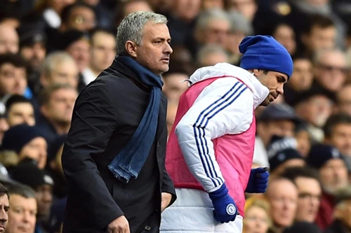 Mourinho mỉa mai Costa sau vụ ném áo tập