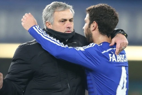 Lộ danh tính cầu thủ "đâm sau lưng" Mourinho