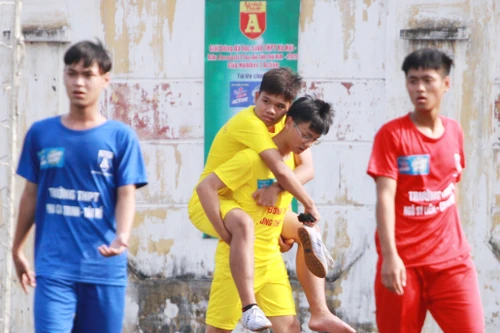 [ẢNH] Khoảnh khắc đẹp của tình bạn tại giải bóng đá học sinh Hà Nội