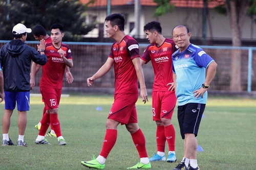[ẢNH] Trải nghiệm tắc đường, thầy trò Park Hang-seo vẫn hứng khởi tập buổi đầu tại Indonesia