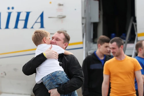 Những hình ảnh xúc động tại cuộc trao đổi tù nhân lịch sử giữa Ukraine và Nga