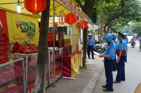 “Quản chặt” các điểm kinh doanh bánh trung thu