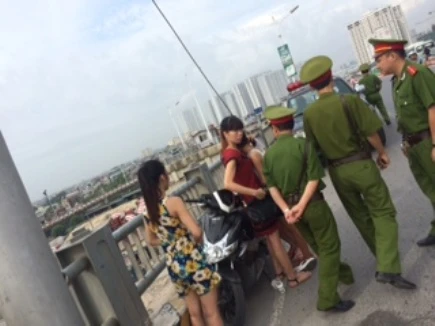 Kịp thời khuyên giải cô gái định nhảy cầu Vĩnh Tuy tự tử