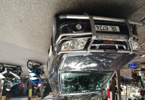 Xe Isuzu “cụt tai” đi… nhận lại đôi gương bị vặt trộm