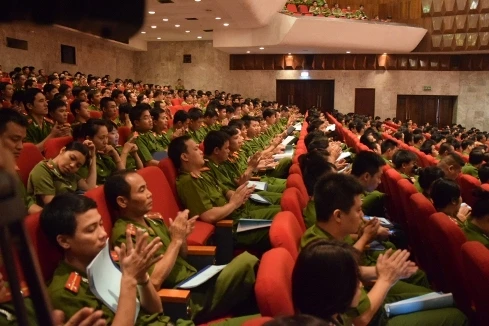 Nâng cao nhận thức chính trị, trình độ chuyên môn cho cán bộ chiến sỹ