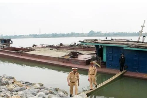 Khởi tố “liên minh” rút ruột sông Hồng