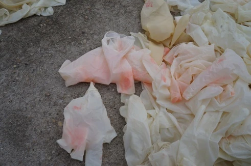 Hà Nội: phát hiện “ổ” thu gom 8 tạ găng tay y tế đã qua sử dụng