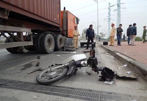 1 người đàn ông chết thảm dưới bánh xe container 