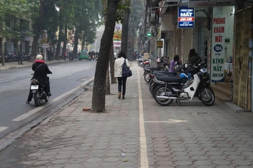 Vạch vàng “ghi điểm” trên hàng nghìn mét vỉa hè