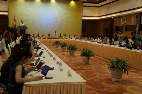 Đấu tranh kiên quyết hơn, bằng biện pháp hòa bình