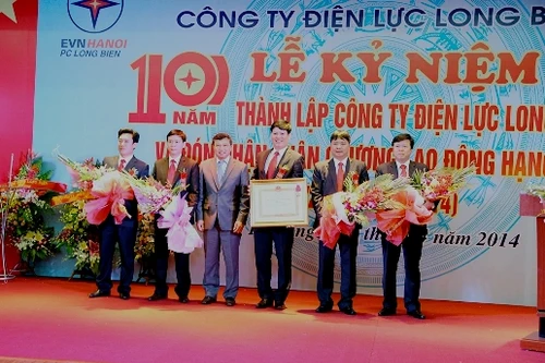 Công ty Điện lực Long Biên đón nhận phần thưởng cao quý
