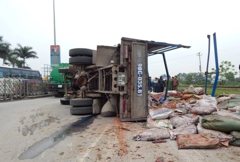 2 xe tải va nhau, lật kềnh trên quốc lộ 5