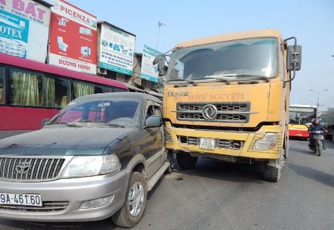 Hú vía xe tải “ăn” xe 7 chỗ