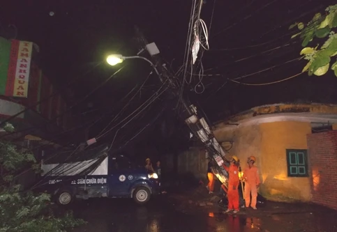 EVN HANOI khắc phục sự cố do giông, lốc lớn và sét