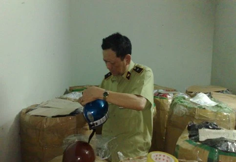Đột kích “tổng kho” mũ bảo hiểm nghi vấn