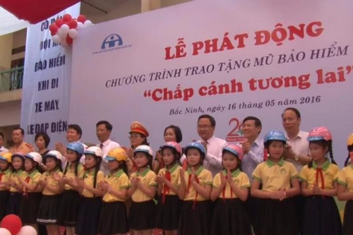 Tặng hơn 1.000 mũ bảo hiểm chất lượng cao cho giáo viên, học sinh