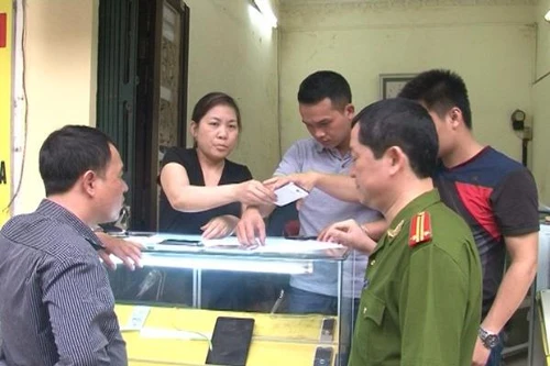 Đột kích các hiệu cầm đồ, phát hiện nhiều vi phạm