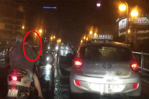 Nghĩa cử đẹp của người lái xe taxi trên cầu vượt nhẹ Láng Hạ