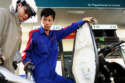 Xăng tiếp tục giảm gần 700 đồng/lít