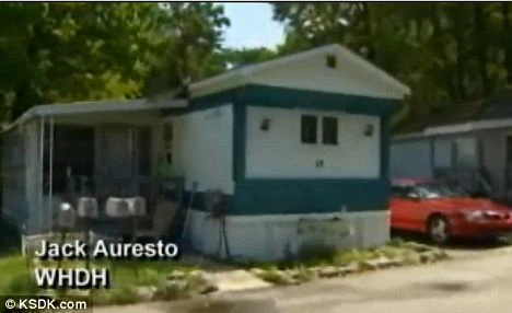 Ăn nằm 2 ngày dưới gầm nhà di động để quay lén phụ nữ tắm