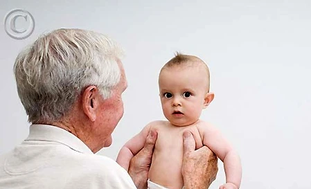 Bố già dễ sinh con tự kỷ, tâm thần