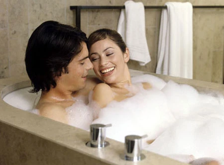 “Yêu” dưới nước có làm mất tác dụng của bao cao su?