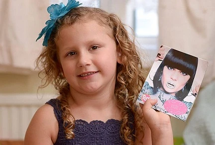 Bé gái hồi sinh kỳ diệu khi nghe thấy giọng hát của thần tượng