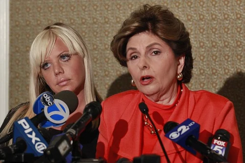 Bị sa thải vì sở hữu bộ ngực quá “nóng bỏng”