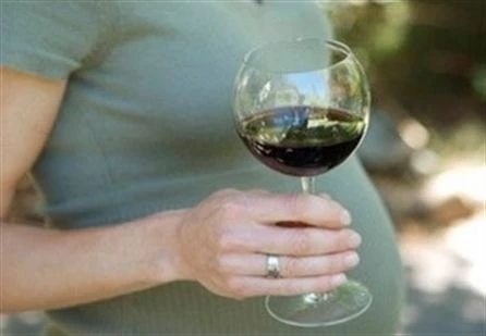 Bà bầu uống rượu ảnh hưởng đến IQ của trẻ