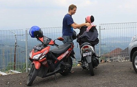 Hôn mê sâu 10 tháng bỗng khóc khi nghe điện thoại người yêu