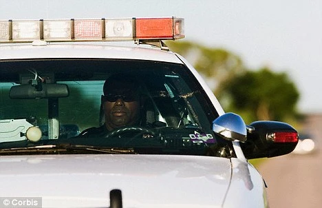 Teen khỏa thân nằm giữa đường vì phê thuốc