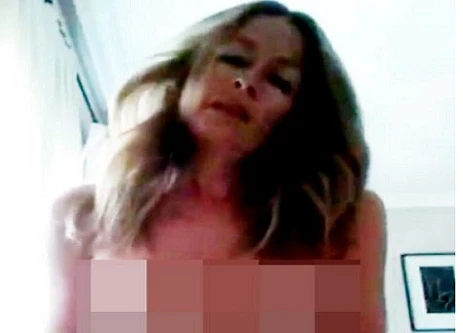 Nữ chính trị gia tự quay clip thủ dâm trên giường 