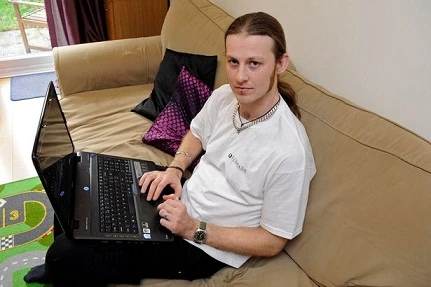 Vô sinh vì thói quen để laptop lên đùi