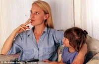 Con trẻ dễ học theo bố mẹ hút thuốc lá