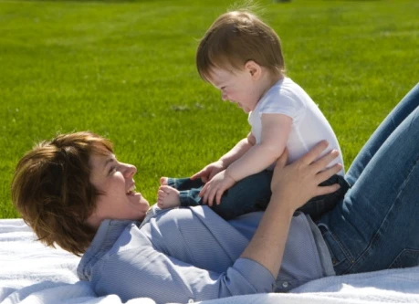 Nhiều trẻ em thiếu thời gian vui chơi ngoài trời với cha mẹ