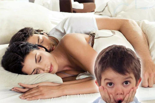 Làm gì khi bọn trẻ bắt gặp bạn đang “hành sự” 