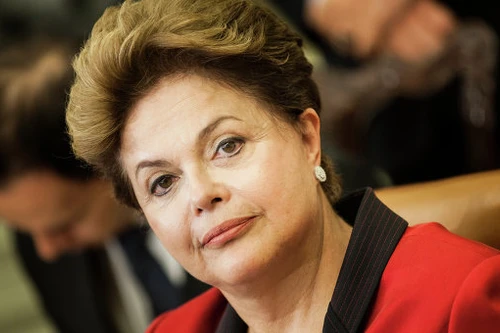 Chân đất xông vào dinh thự để… tỏ tình với Tổng thống