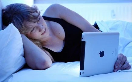 Trầm cảm vì sử dụng iPad lúc đêm khuya