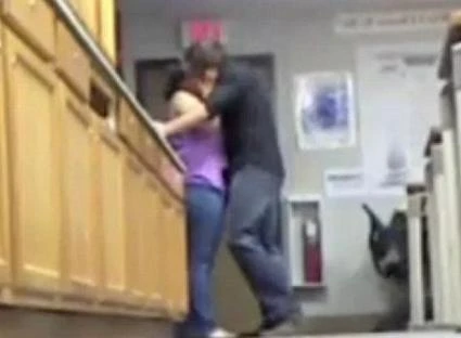 Mất chức hiệu trưởng vì cảnh hôn nồng nàn với cấp dưới