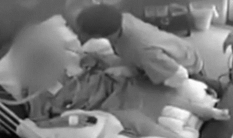 Nữ bệnh nhân đột quỵ bị hai nam y tá giở trò đồi bại