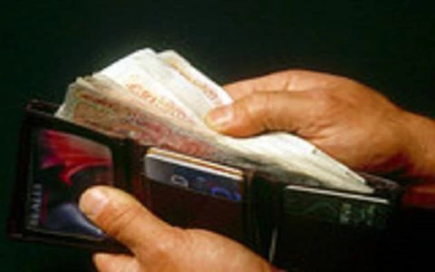 Hài hước tên cướp trấn lột ví người khác lại để quên ví của mình