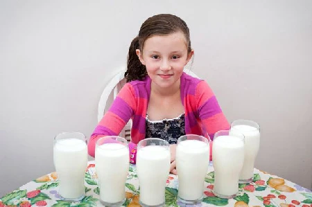 Để sống được, bé gái phải uống 3 lít sữa mỗi ngày