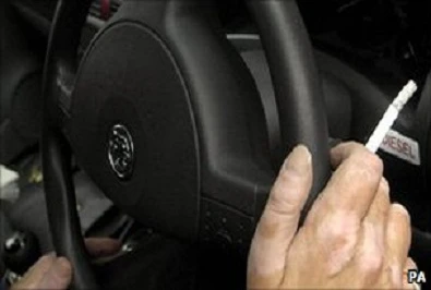 Rước họa do hút thuốc trong xe ôtô