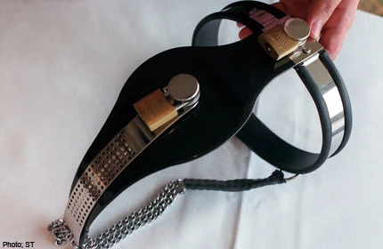 Chồng khóa vùng kín của vợ vì sợ bị “cắm sừng”