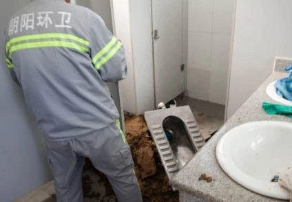 Đẻ rơi, nữ sinh xả nước cuốn trôi con xuống bồn cầu