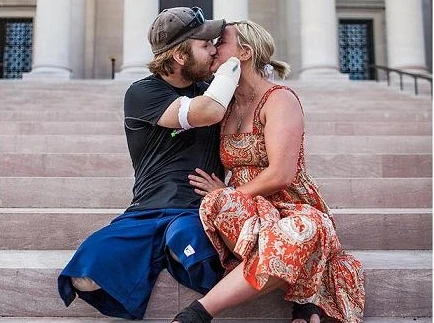 Chuyện tình cảm động của chàng thương binh Mỹ mất cả tứ chi