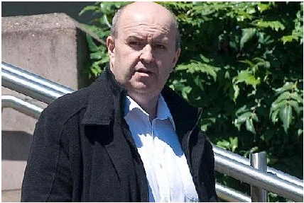 Nhà ngoại cảm dụ khách hàng thoát y để… gọi hồn